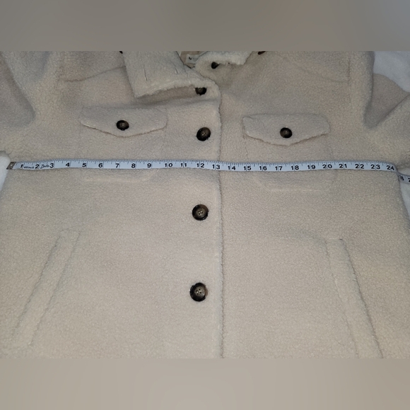 UGG Cream Puffer Jacket with Classic Design - Picture 9 of 12